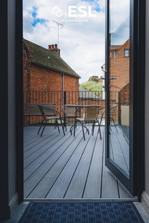 Cosy Modern 2 Bedroom Town Centre Duplex Apartment with Terrace