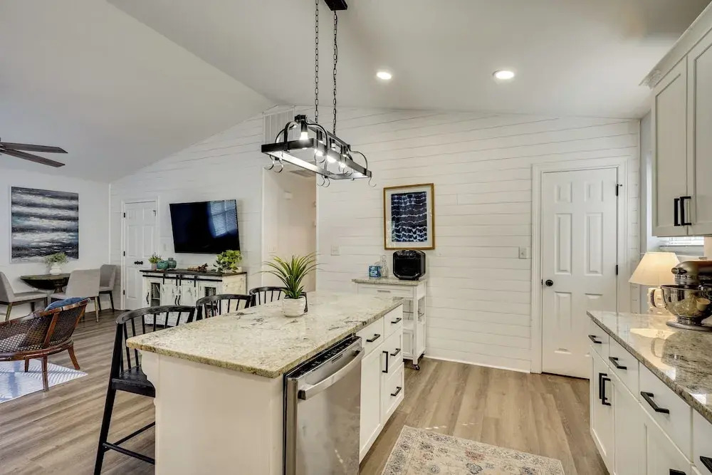 Coastal Convenience! Mt Pleasant Gem 2 Mi to Ocean