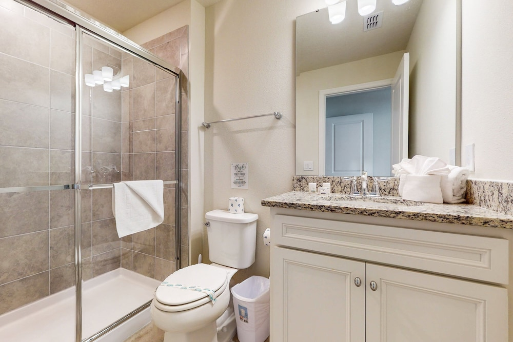 Luxury Home With Private Pool, Lanai, Shared Games Room, Central AC, & WD