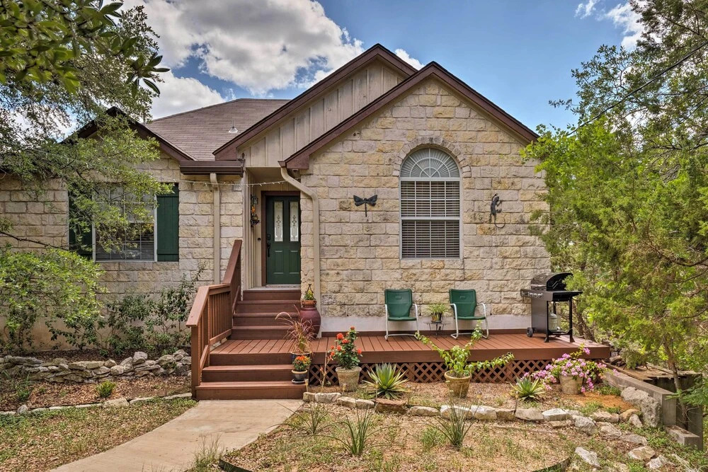 2 Furnished Decks & Lake Views: Austin Escape
