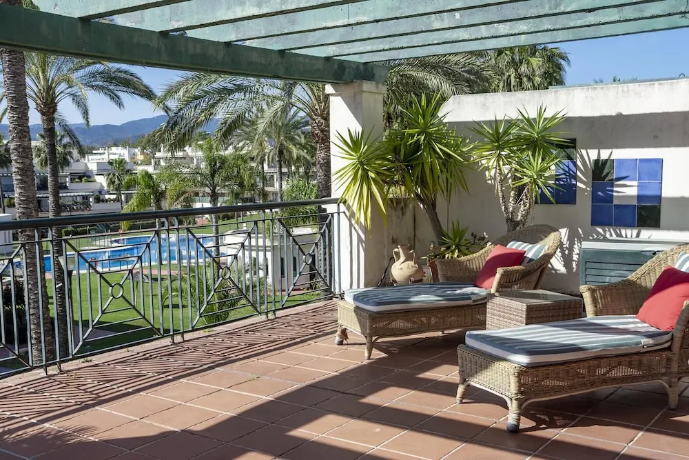 LCR4 - Large 3 bed apt close to beach, port