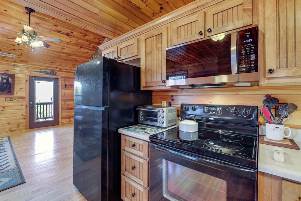 Mtn-view Getaway w/ Lake Access in Whittier!