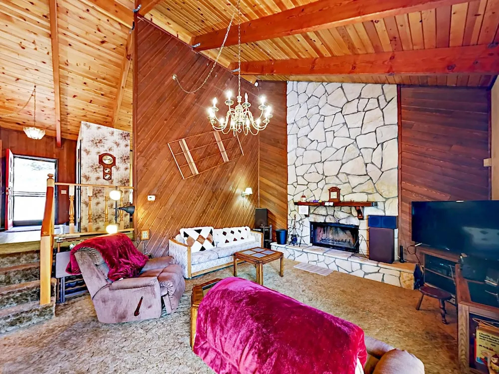 Blue Jay Chalet 2 Bedrooms 2 Bathrooms Home