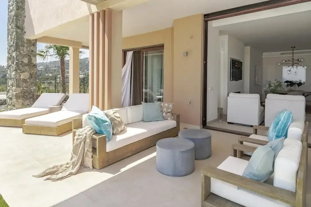 LO - Luxury 3 Bedroom Apartment , Stunning Views