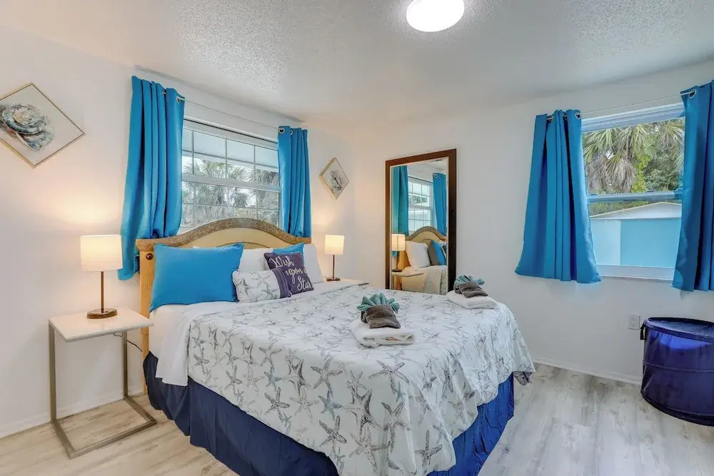 Englewood Home w Shared Pool & Screened Lanai