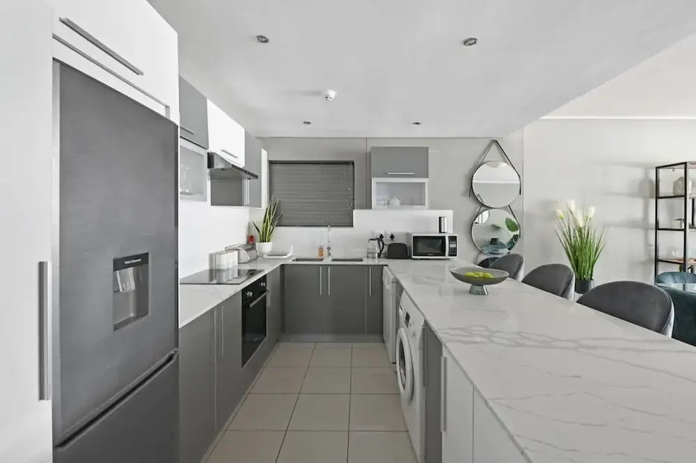 Modern 3-bed Apt Designer Touch Mountain Views