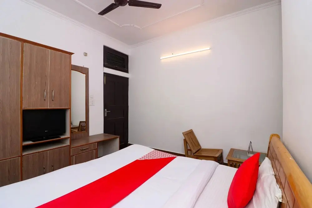 OYO 28044 Devki Palace Jain Hotel