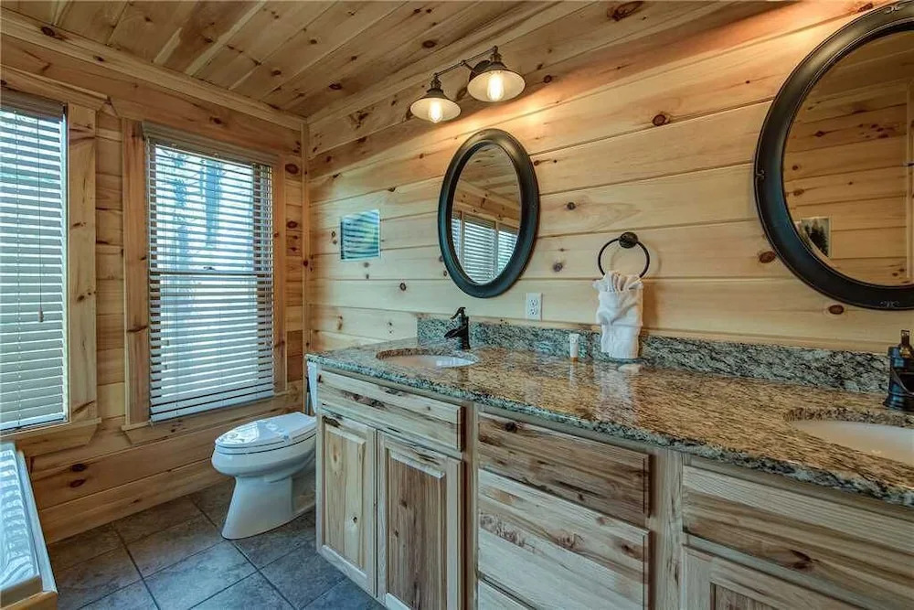 Rocky Top Lookout 4 Bedroom Home with Hot Tub