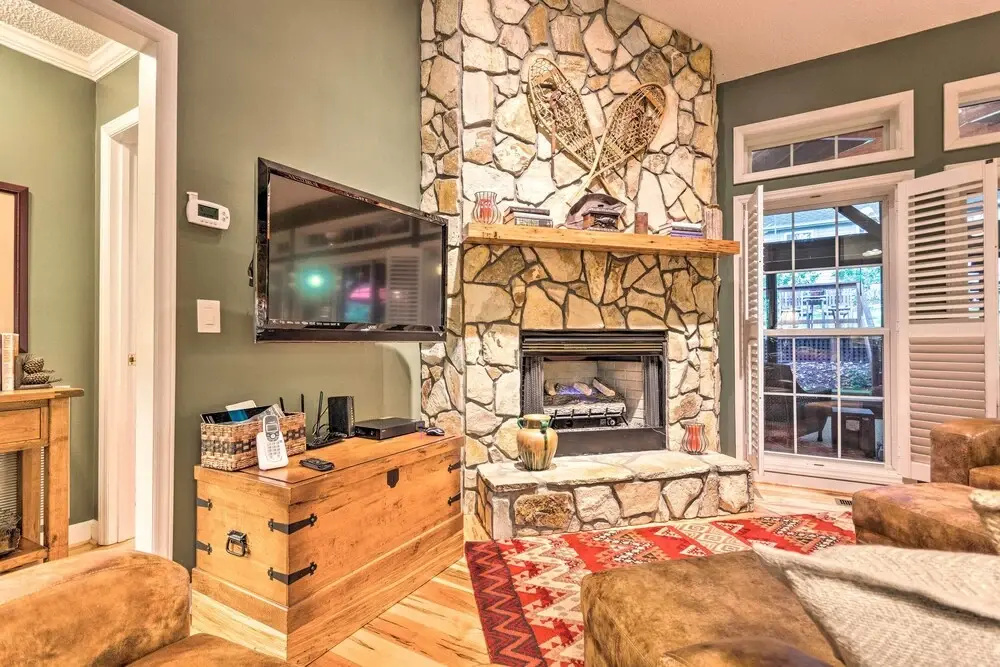 Screened Porch + 3 Decks: Beech Mountain Cabin