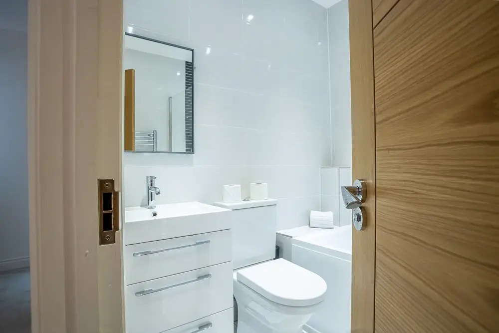4 Bed Modern Home Balcony & Free Parking