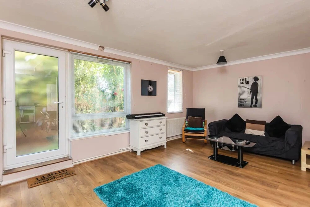 Homely 2 Bedroom House in Kennington With Garden