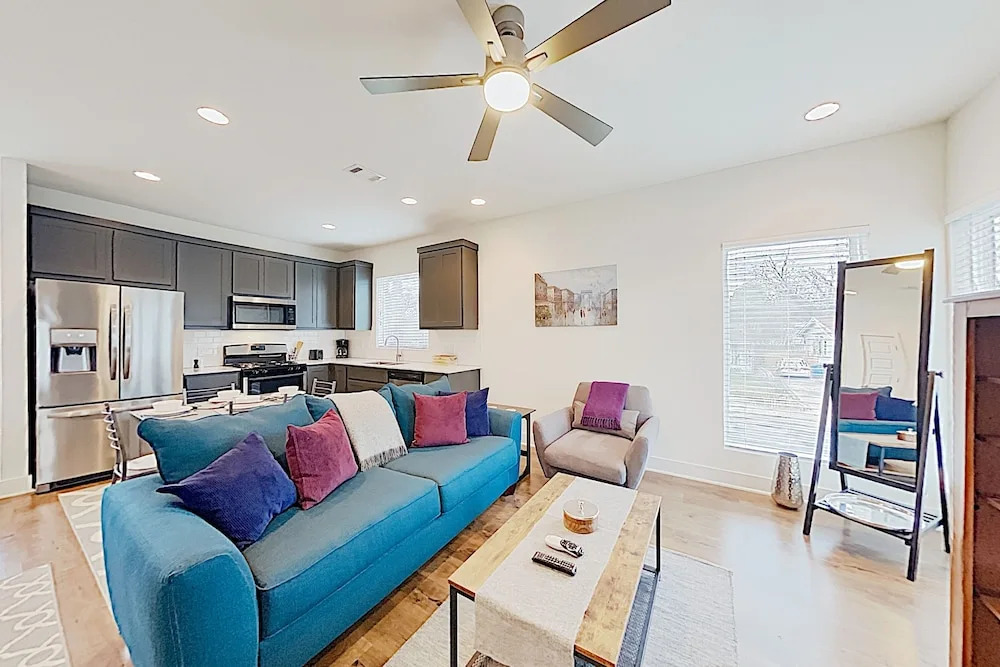 Stylish East Side Near Downtown & Manor Road 1 Bedroom Condo