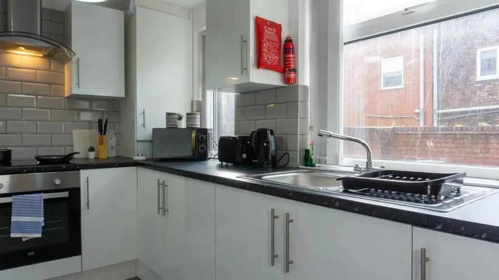 Air Host and Stay - Heyes House- Sleeps 7, free parking, mins from LFC