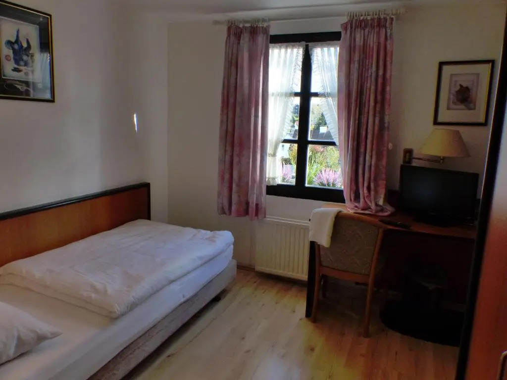 Hotel zur Post Dabringhausen - Quiet Business Hotel near Cologne and Dusseldorf Trade Fairs