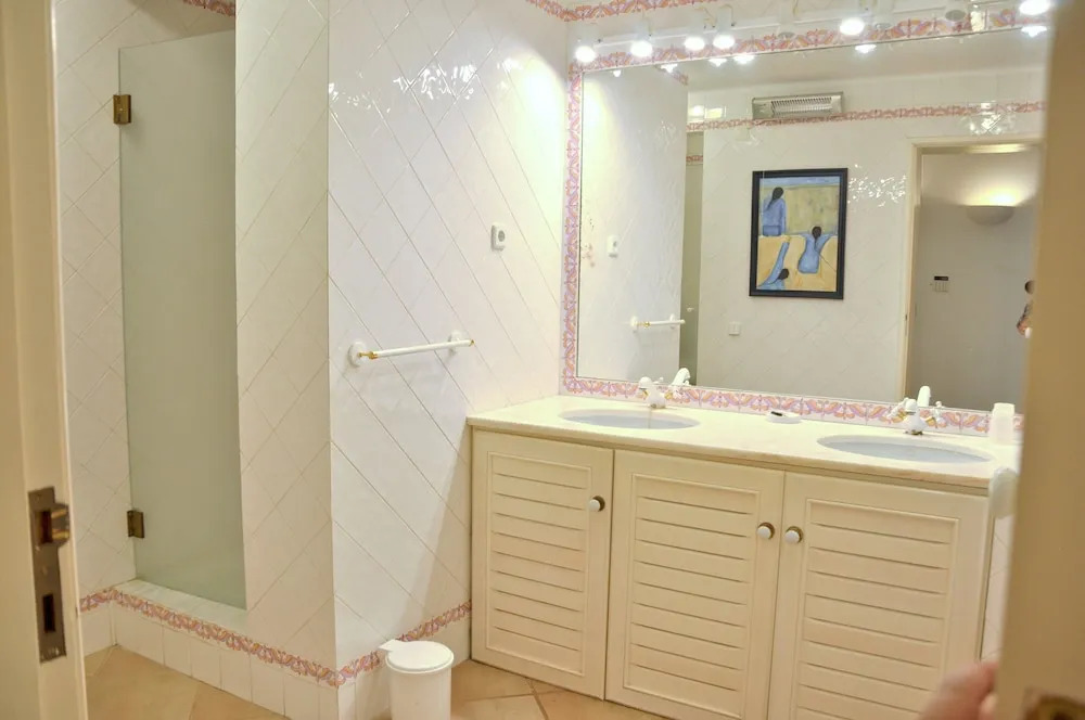 Large Private Pool Villa With 5 Suites, Free air Conditioning