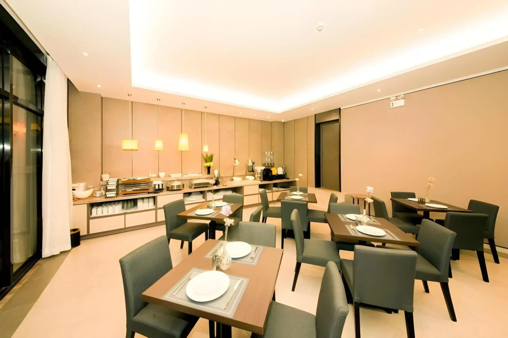 Home Inn Plus Wuhan Xiaopinmao Xudong Metro Station