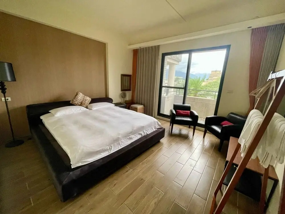 11 Cafe & Lodging
