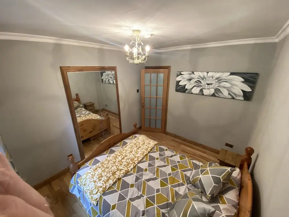 Country Cottage Sleeps 6 w Hot Tub & Dog-Friendly