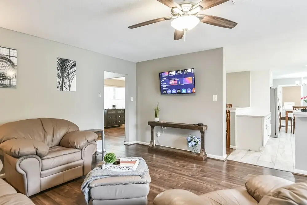 West End in SW Houston, Sleeps 10, Work-cation, King Bd, Pet, High Speed Wifi