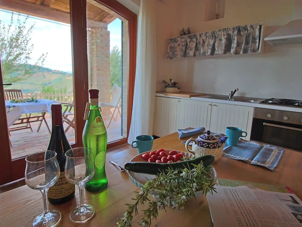 Cottage in Montelabbate with Pool, Garden, BBQ, Parking