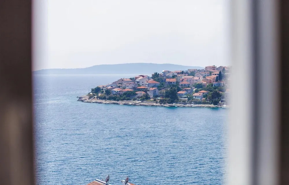 Awesome Home in Mavarstica with WiFi, 7 Bedrooms, Hot Tub