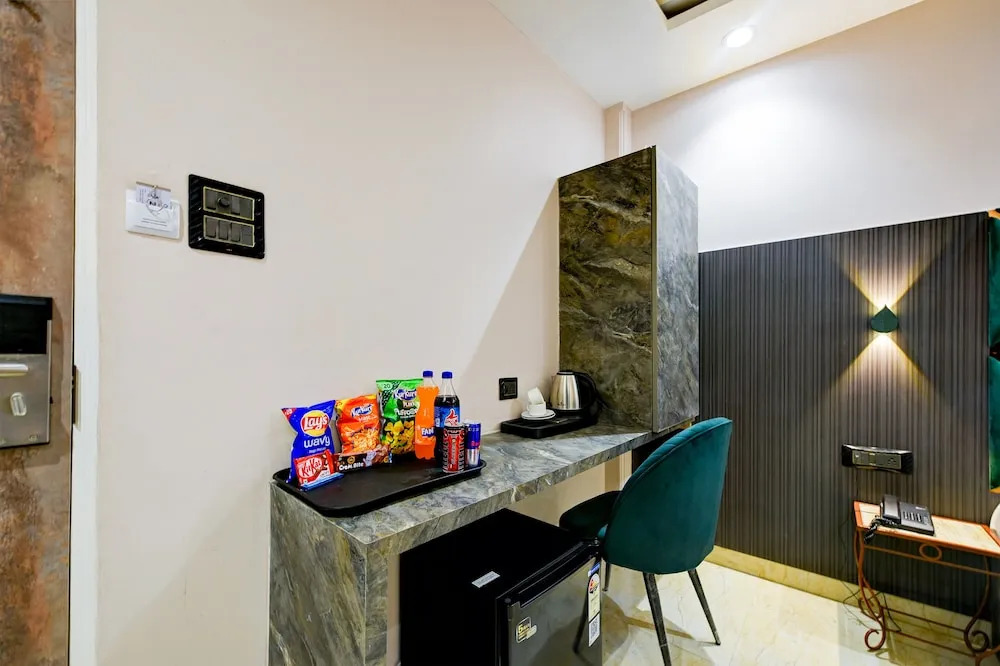 Hotel Pearl Plaza, City Centre - Near Connaught Place & NDLS Railway Station