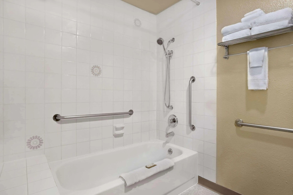 Howard Johnson Inn and Suites Tacoma