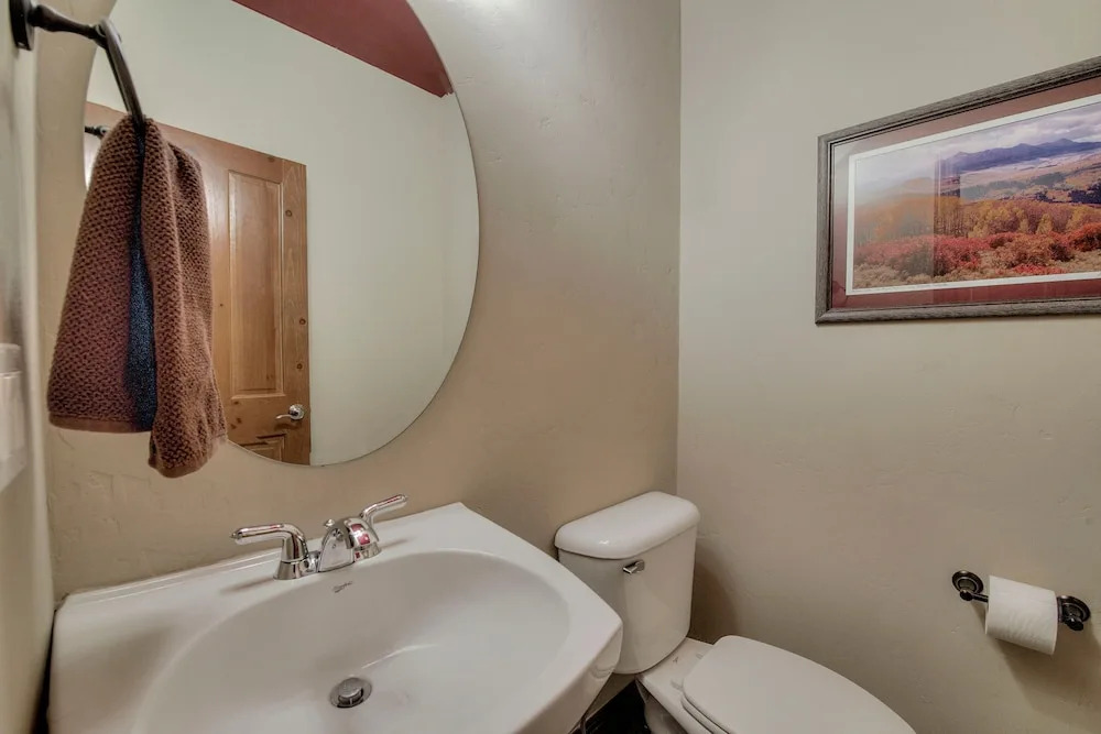 Beautiful Unit in Quiet Area w/ Shuttle to Slopes
