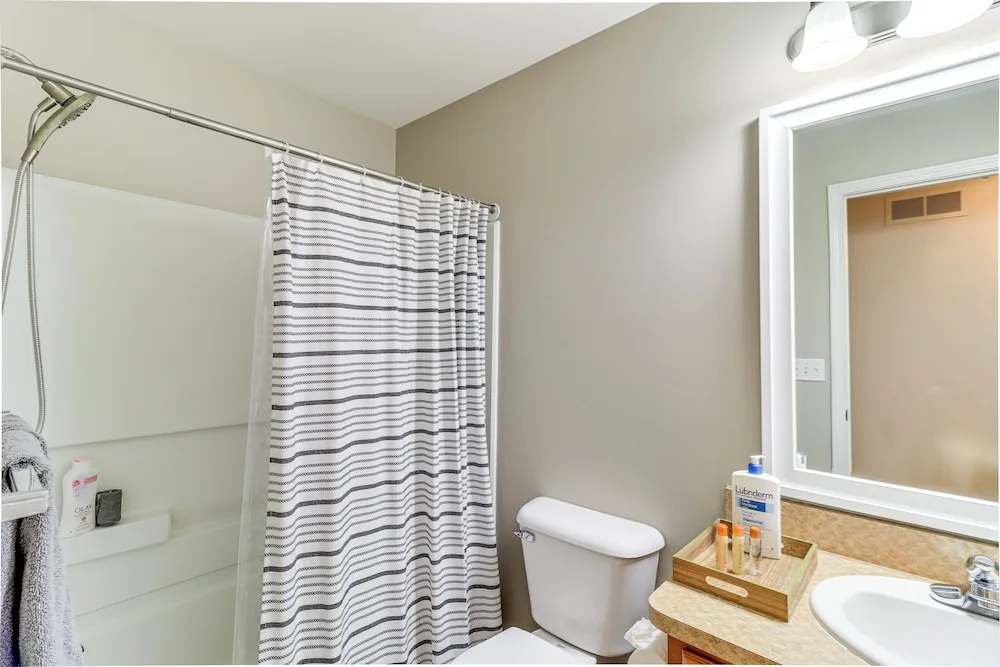 25 Mi to Detroit: Townhome w/ Smart TV!