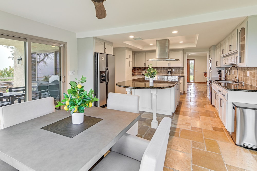 Game Room, Hot Tub & Views! Luxe Temecula Estate