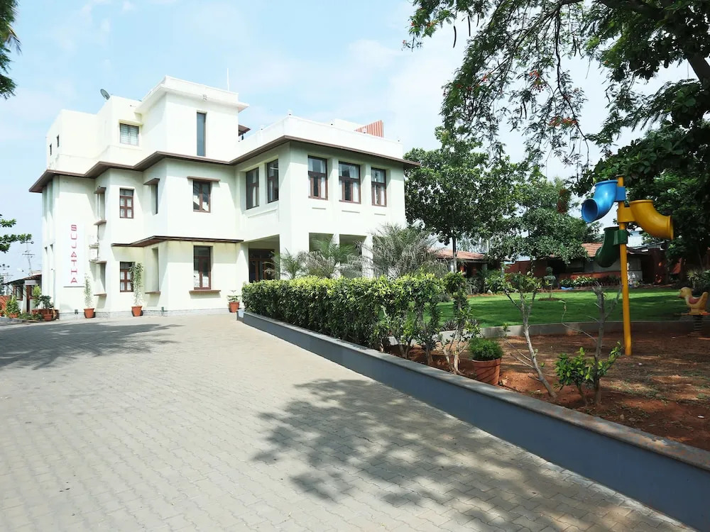 OYO 13566 Kumars The White House