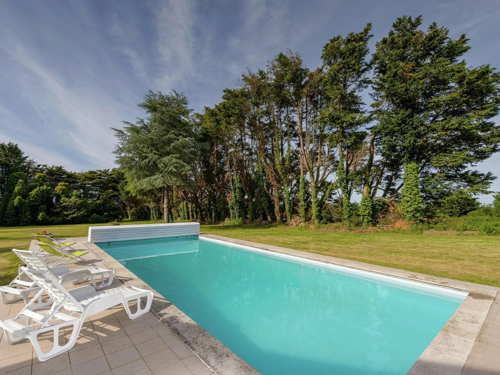 Beautiful villa with swimming pool, a large garden located in a beautiful green area