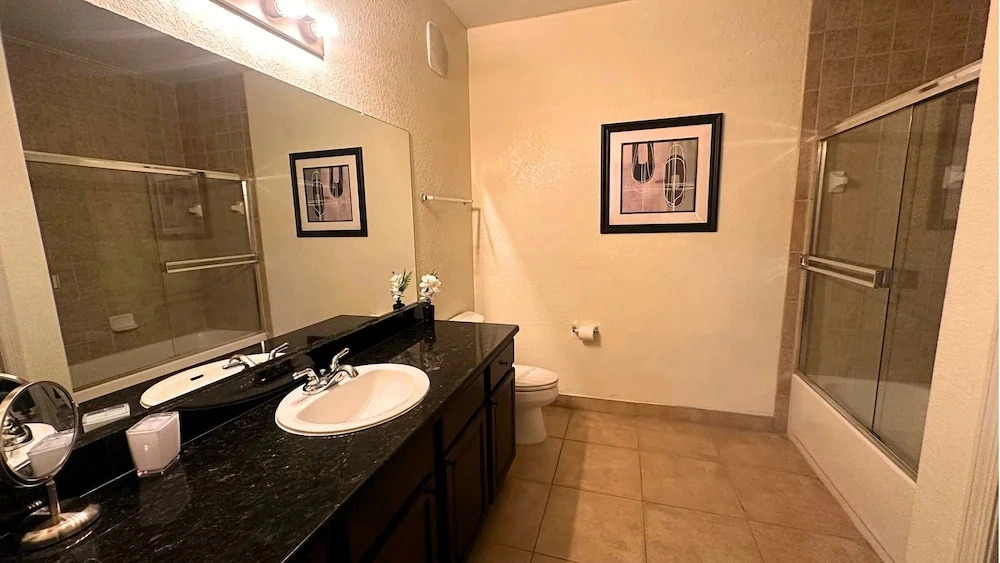 Condo 2BR With Lanai & Shared Pool, hot Tub, gym