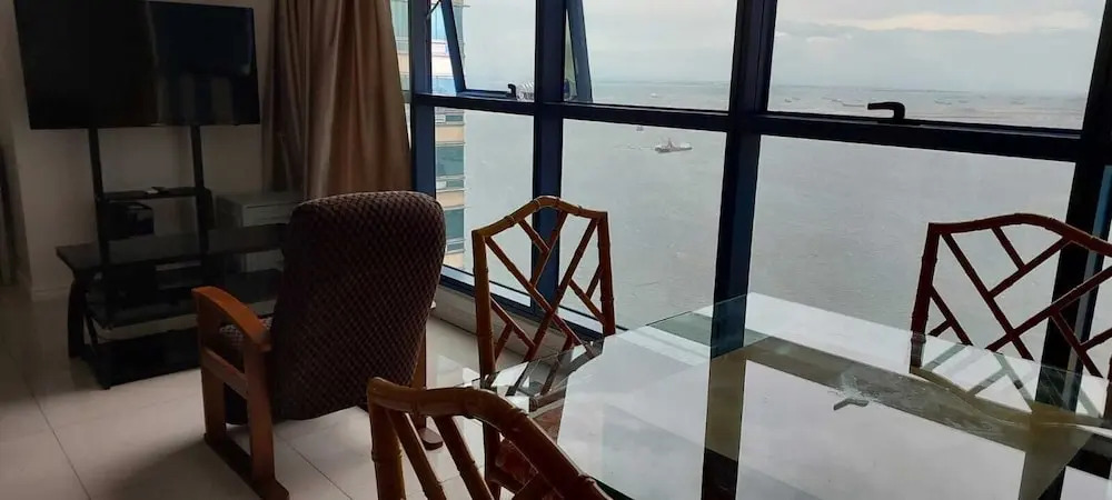 Cozy Condo near US EmbassyErmita Manila/ Roxas blvd/ Dolomite beach