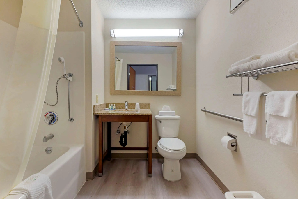 Quality Inn Lee - Lenox South
