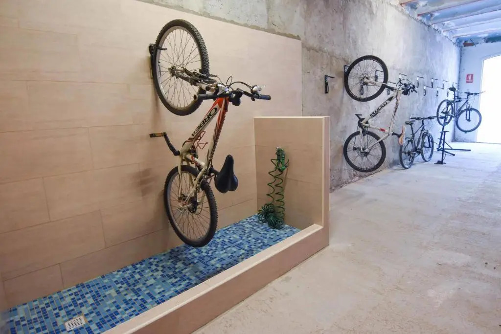 10 apartments in a modern central building with private car parking available