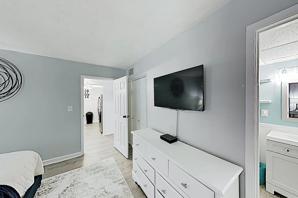 Updated Beach Condo W/ Pool - Steps To Sand! Condo