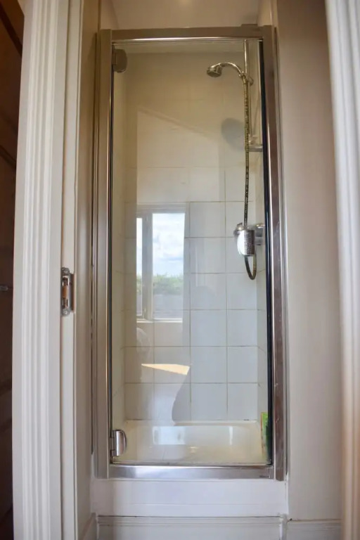 Spacious, Bright & Modern 3 Bedroom Family Home