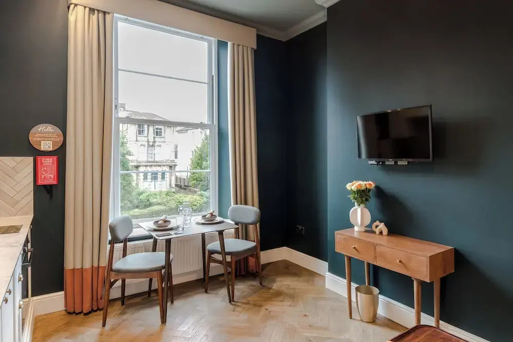 Tyndalls Park - Your Apartment