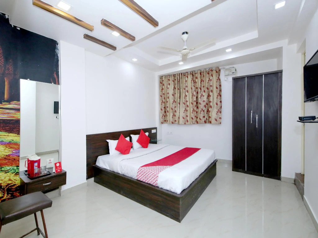 OYO 14165 Hotel Blue Diamond