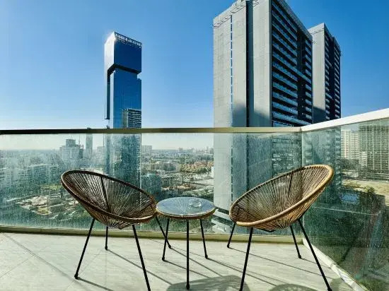 Bright Studio with Pool Views at Hameni Tower, Jvc