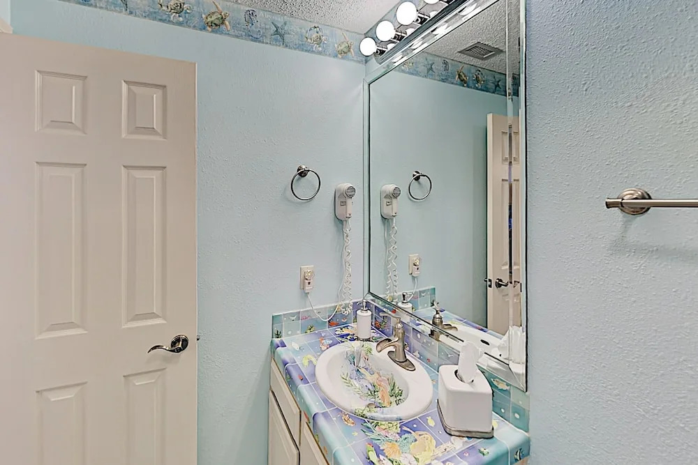 Plush Suntide Penthouse W/ Tennis, Pools & Gym 2 Bedroom Condo