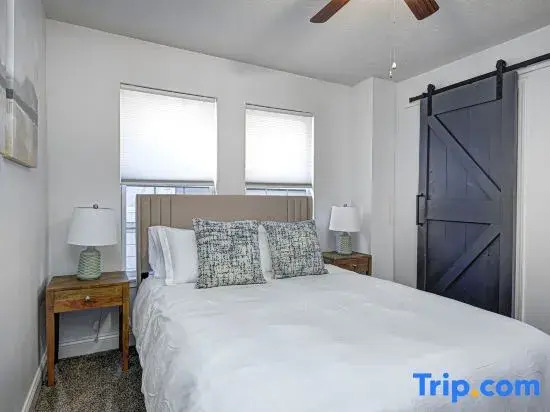 Spacious Renovated Home Near Attractions