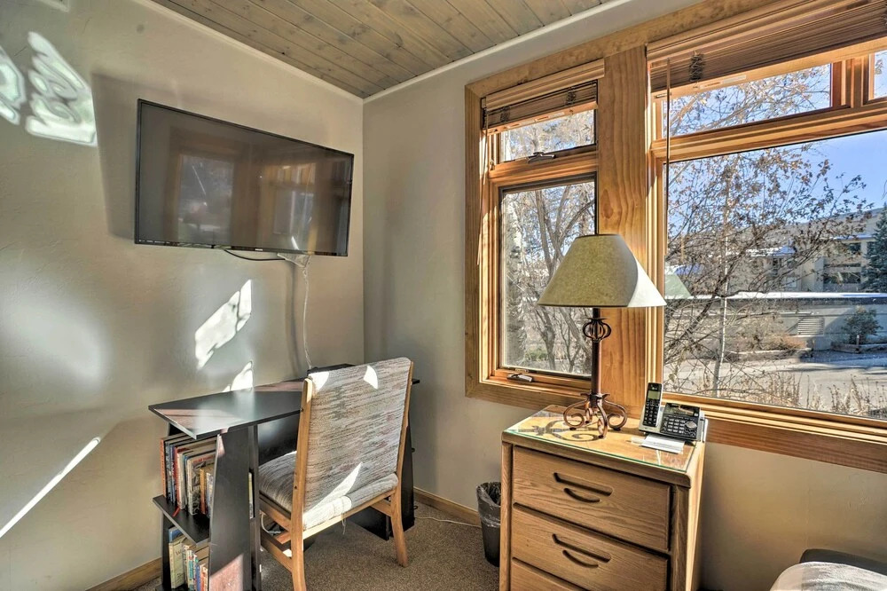 Ski Lovers Studio w/ Easy Pool + Hot Tub Access!