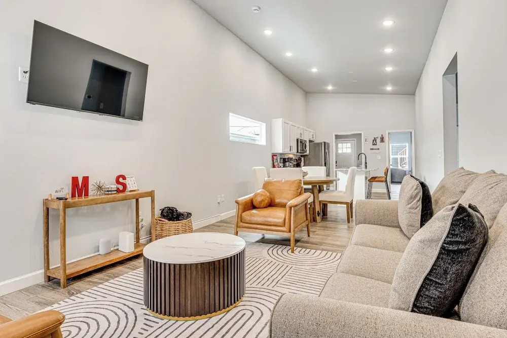 Rooftop Lounge & City Views! 3BR 3 Mi to Dtwn Indy