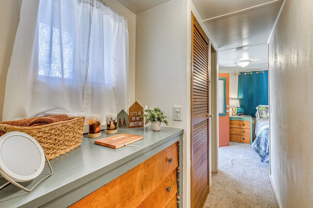 2 Mi to Midtown! All-season Base w/ Hot Tub Access