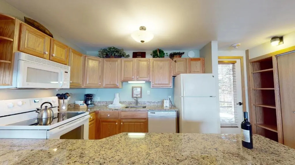 Laurelwood Condominiums Studio Premier Unit 405