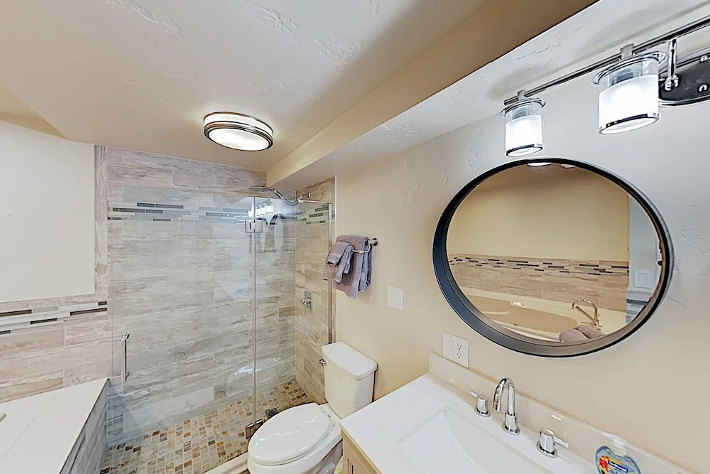 New Listing! Sparkling 4 Min. From Lifts 3 Bedroom Condo