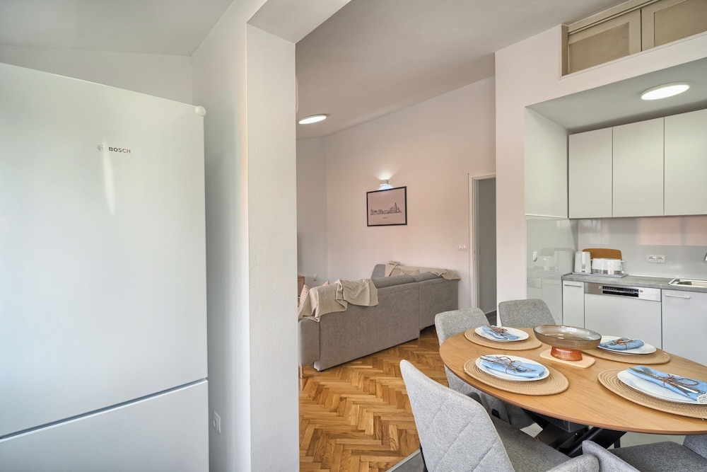 A 2 Luxury apt w big Balcony, 4 min Walk to Beach