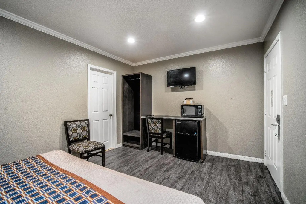 Regency Inn & Suites Downey